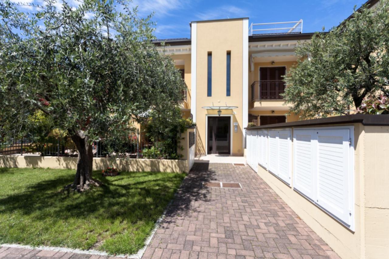 Relax In Collina Apartment Misano Adriatico Bagian luar foto